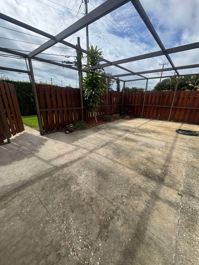Building Photo - 1047 Manor Dr