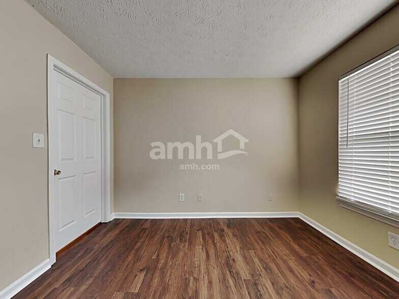 Building Photo - 881 Yellowwood Dr