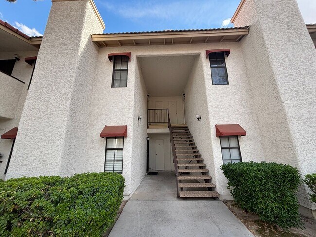 Building Photo - Gorgeous condo is a spacious 2Bed/2Bath un...