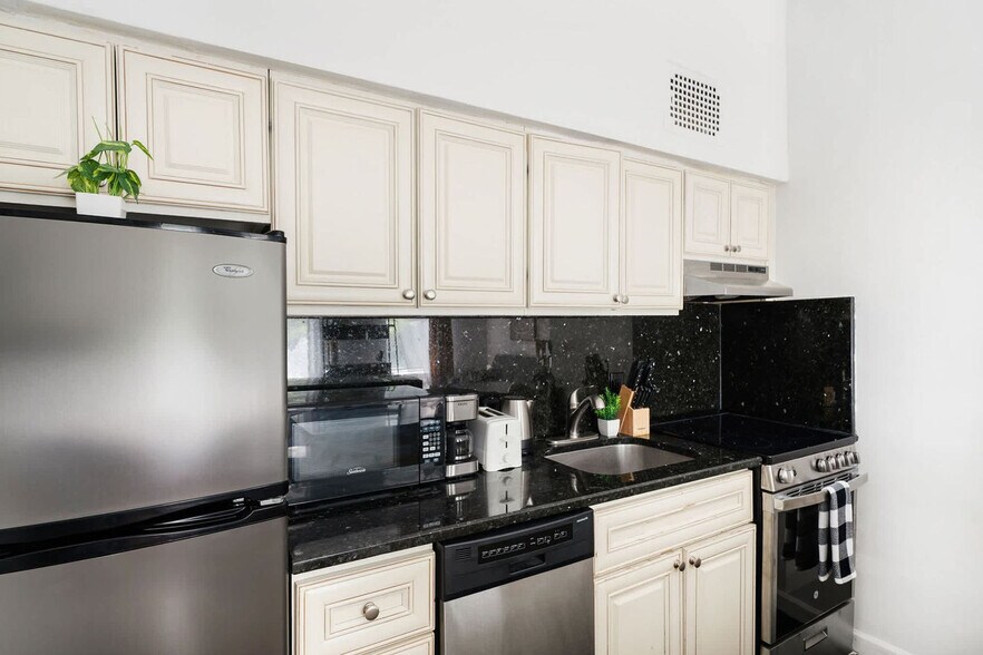 Building Photo - 240 E 26th St