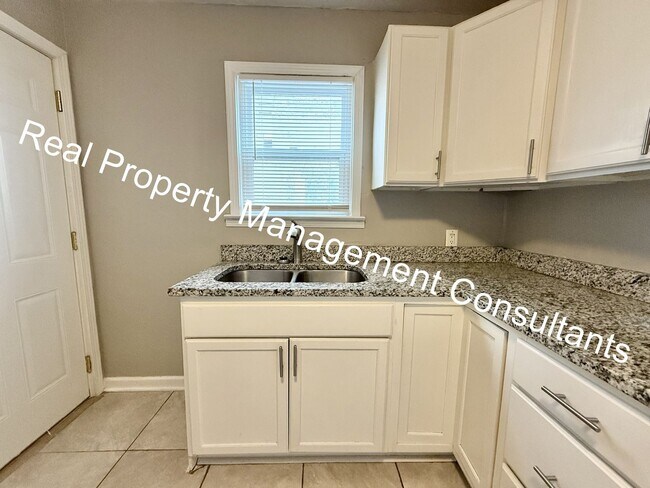 Building Photo - 2 Bed 1 bath lower- level apartment in North Kansas City!