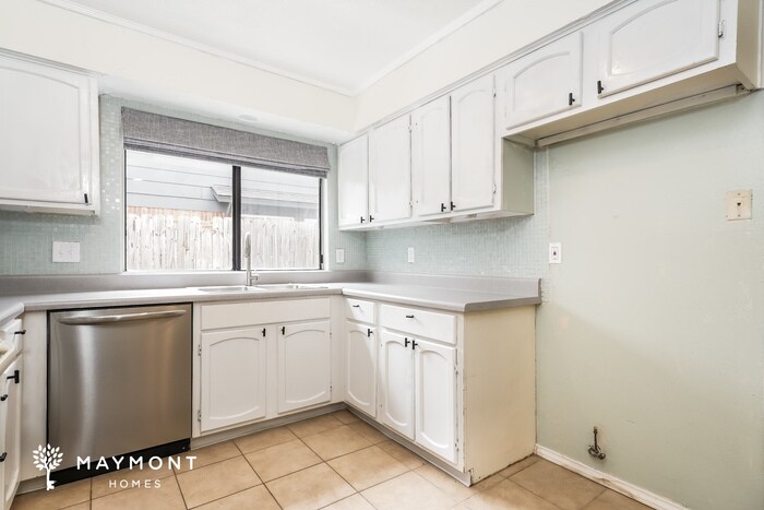 Building Photo - 2211 Benbrook Dr