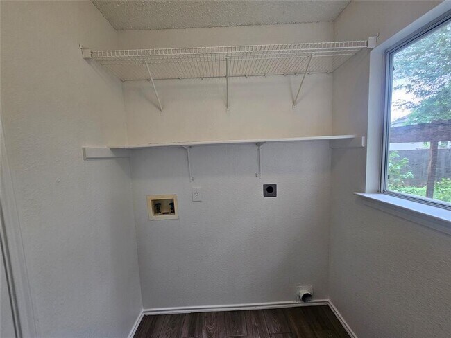 Building Photo - 2810 Adelen Ln