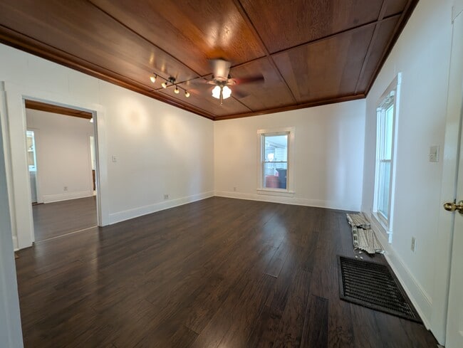 Building Photo - 321 E 15th St