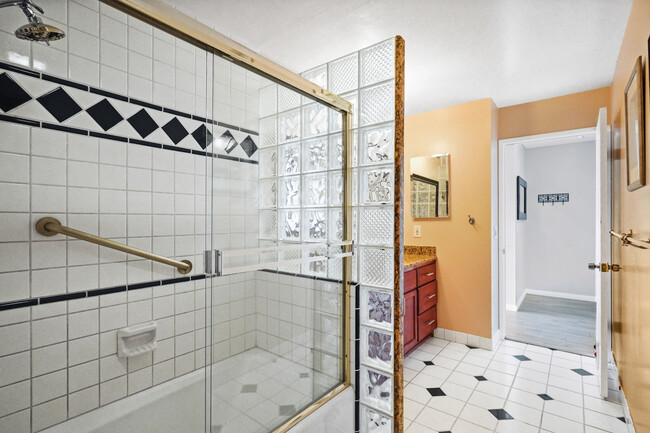 Large bathroom - 1720 Ardmore Ave