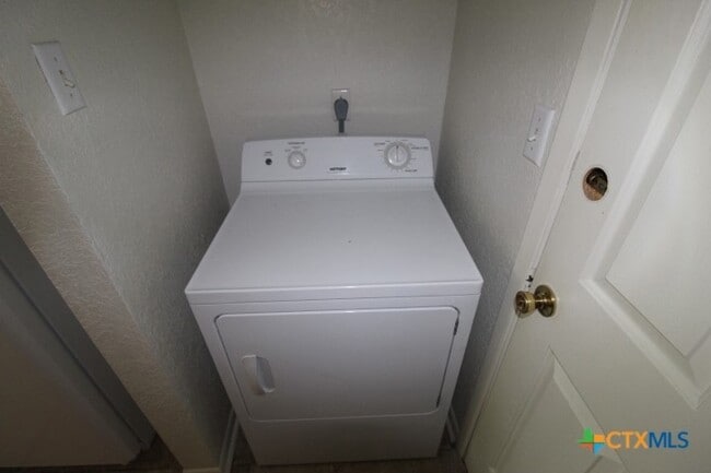 Building Photo - 2412 Skylark Cir