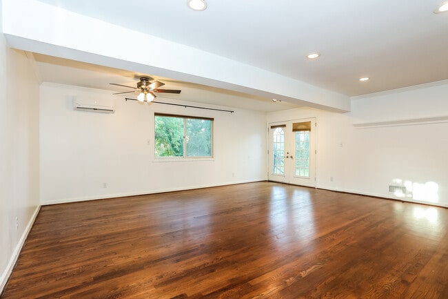 Building Photo - 5003 Stewart Ct