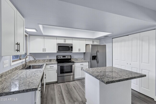 Building Photo - 14 E Hermosa Dr