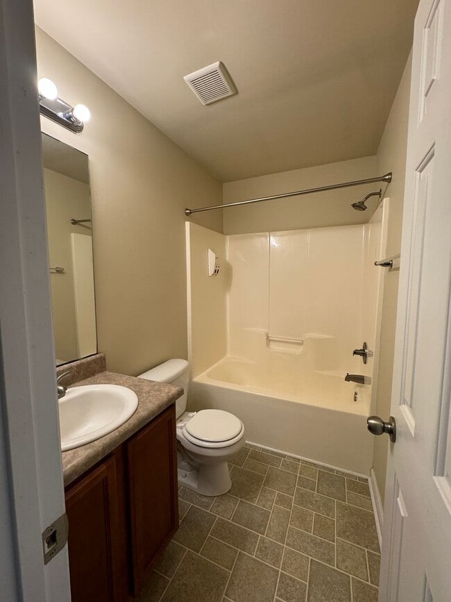 Building Photo - End Unit! Screened Porch!