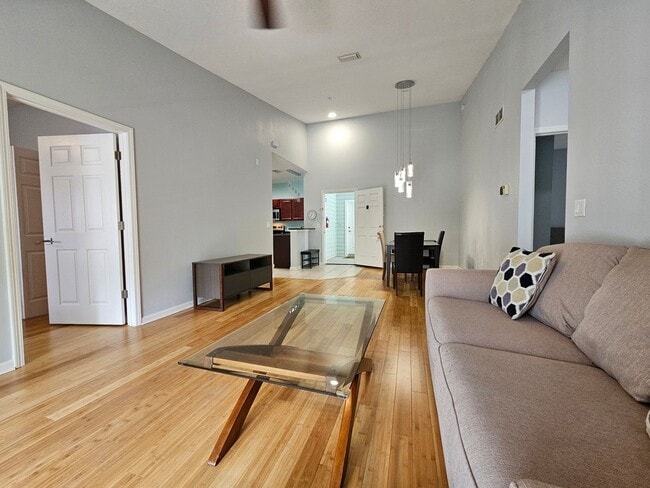 Building Photo - Top floor 3/2 unit in the gated Summer Key...