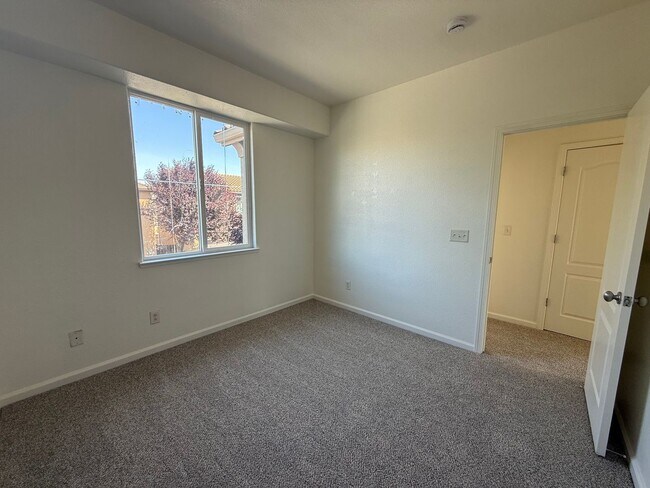Building Photo - 2-story 4bed 2.5bath home available in Nor...