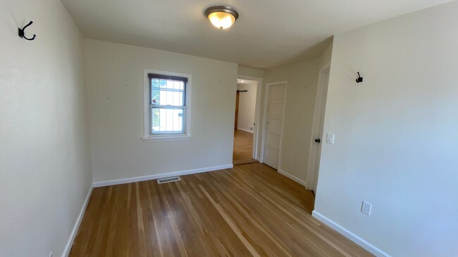 Building Photo - Recently Renovated 2 Bed 1.5 Bath Single F...