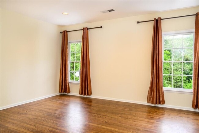 Building Photo - 1034 St James Crossing