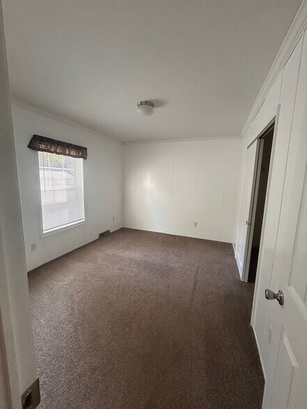 Building Photo - 28 Oak Tree Ln
