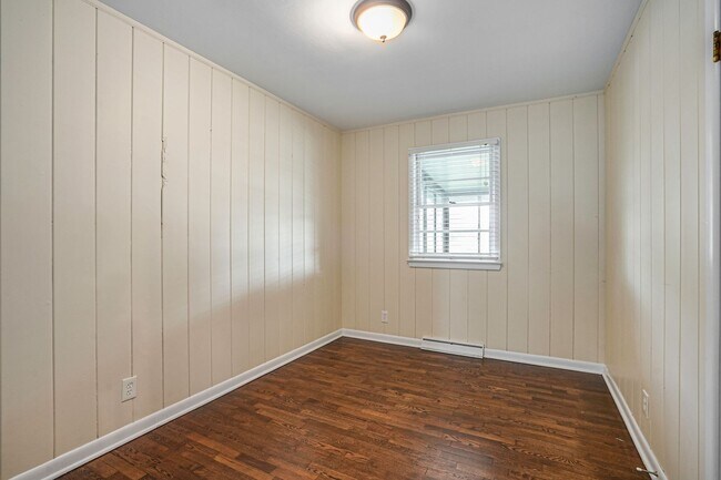Building Photo - AVAILABLE IN AUGUST! 3 Bedroom, 1 Bath Sin...