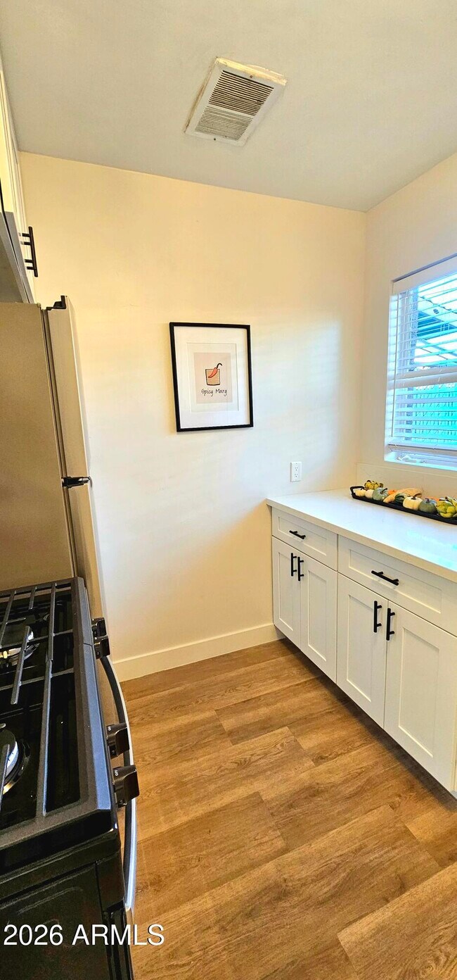 Building Photo - 1308 W Whitton Ave