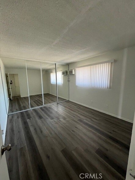 Building Photo - 685 E Vista Chino