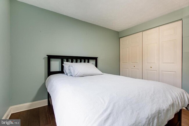 Building Photo - 3400 Oak W Dr