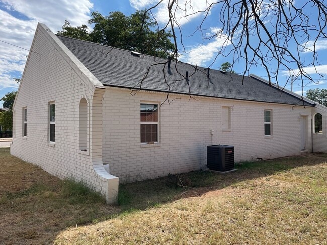 Building Photo - Fresh-Start Haven – Move-In Ready 3-Bed Gem!