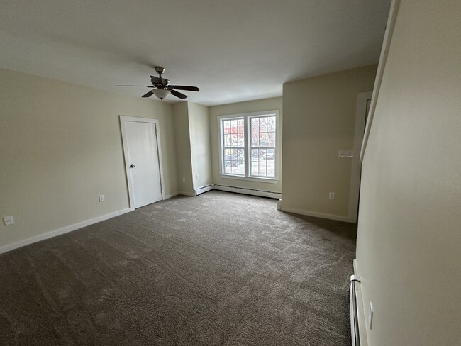 Building Photo - Available Now! Freshly updated 3 Bed/1 Bat...