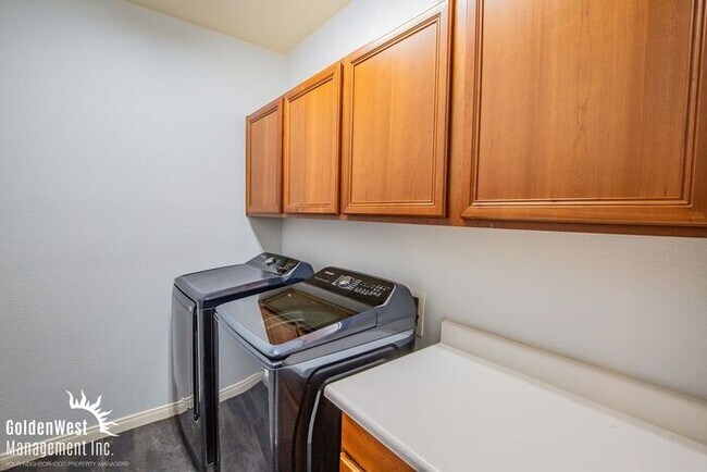Building Photo - Stylish 5Bdm 4.5Ba Home in Las Vegas.