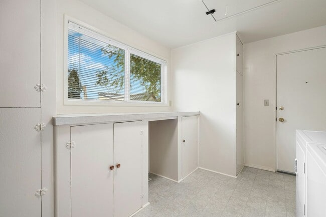 Building Photo - 3bd/2ba Seattle Home