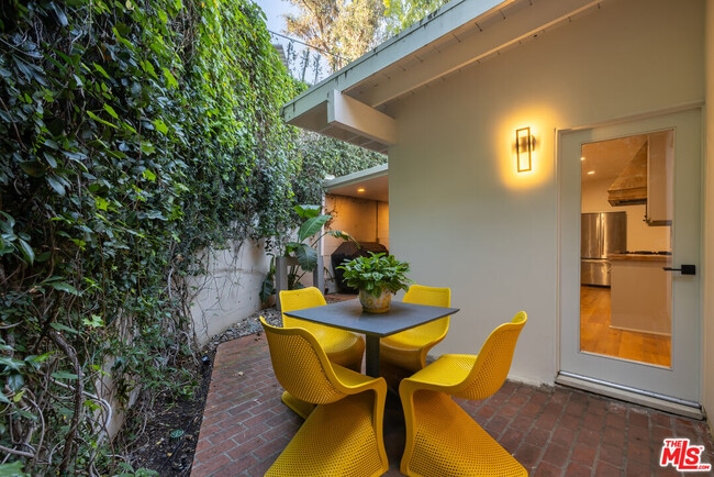 Building Photo - 7473 Mulholland Dr