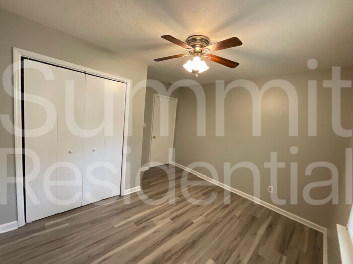 Building Photo - 5950 Stonewall Dr