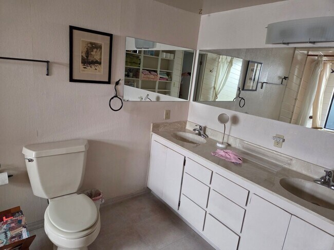 Building Photo - 3500 N Country Club Dr
