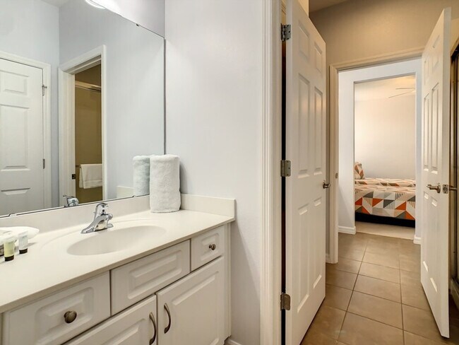Building Photo - 2533 Rosemont Cir