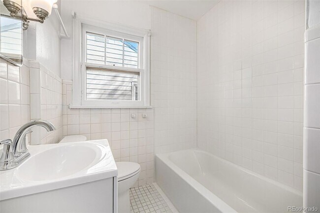 Building Photo - 1409 S Clermont St