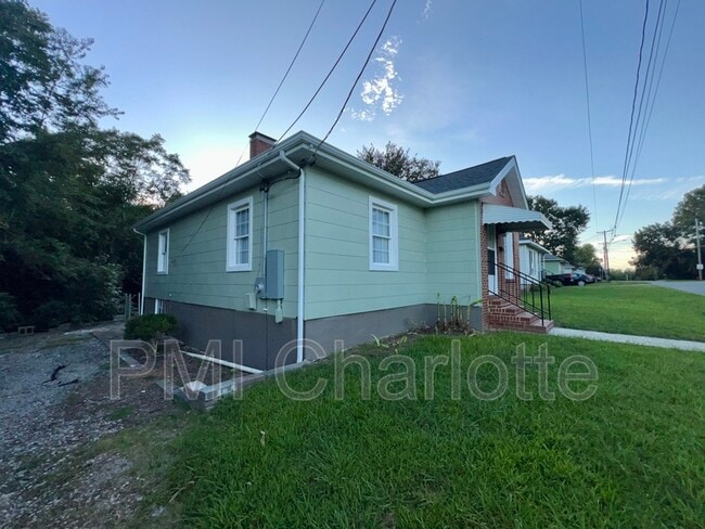 Building Photo - 503 N Pear St