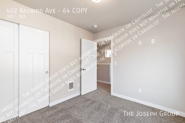 Building Photo - 402 Raybird Ave