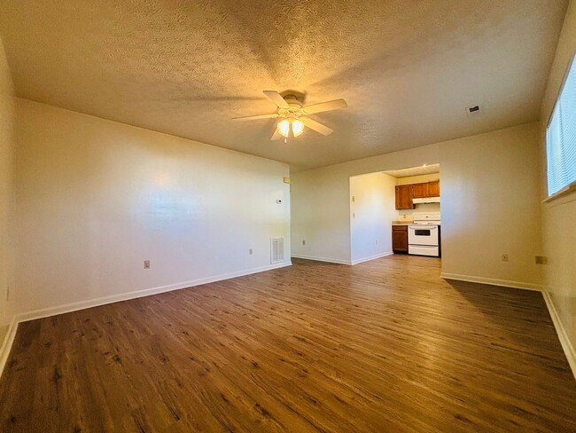 Building Photo - 3 Bedroom, 2 Bath Apartment