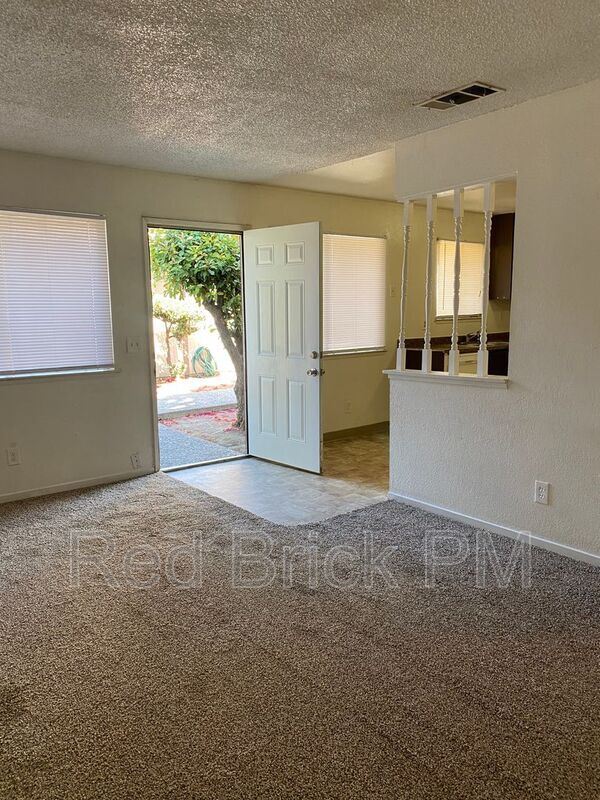 Building Photo - 133 Kings Ave