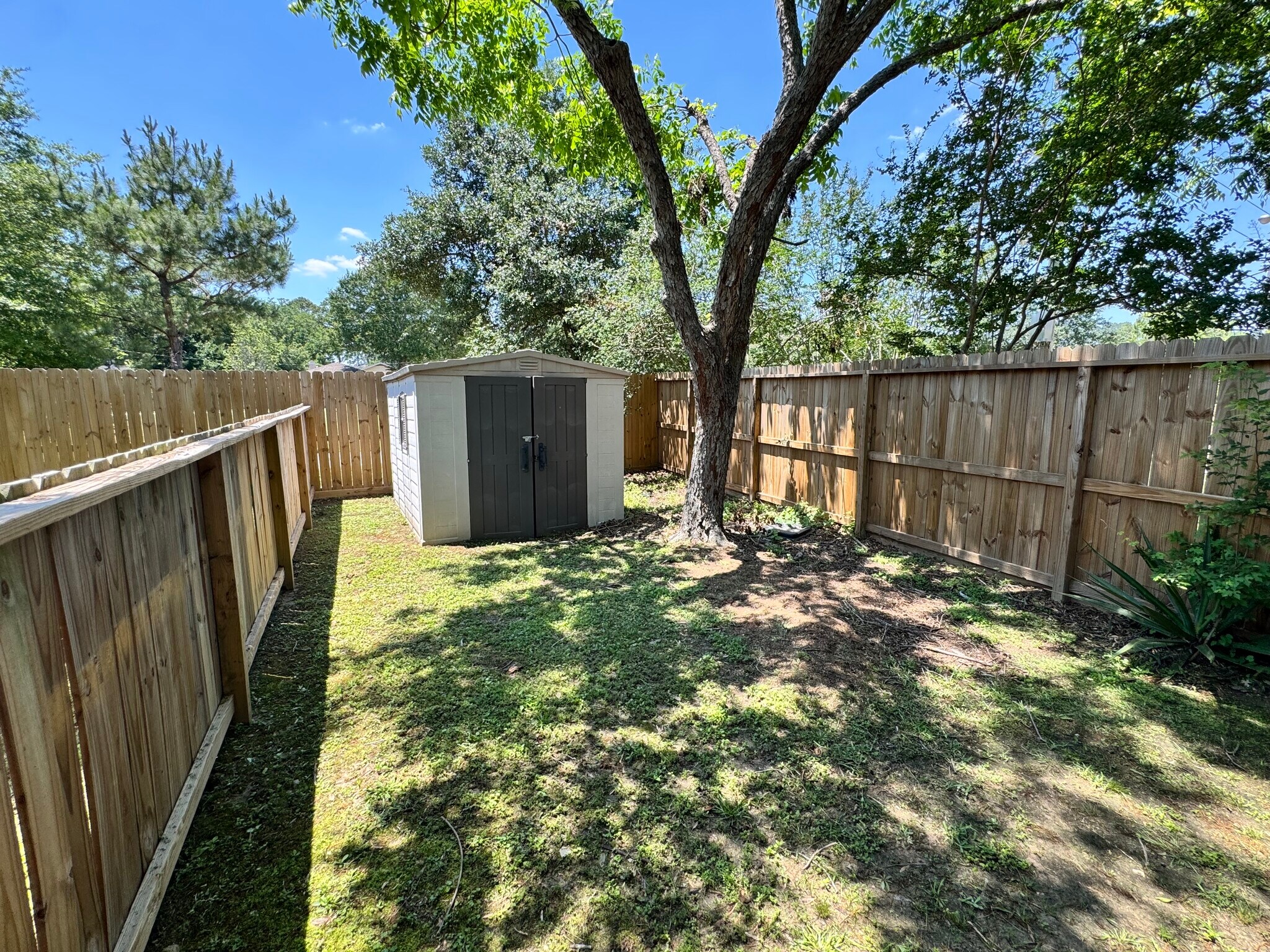 Building Photo - 9811 Charter Ridge Dr