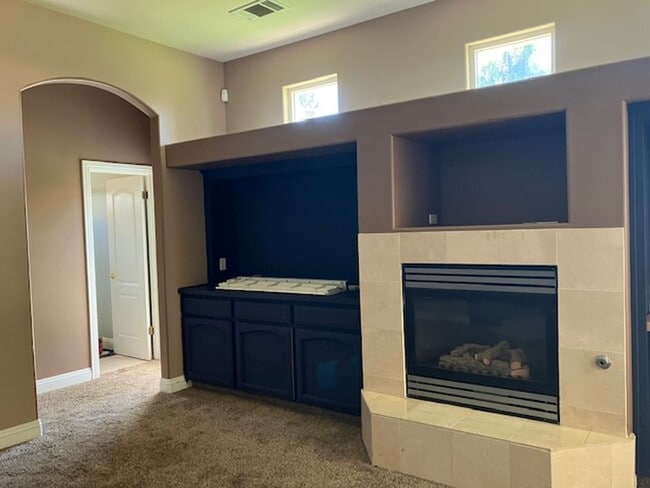 Building Photo - West Bakersfield Custom Home for Rent Available Now!