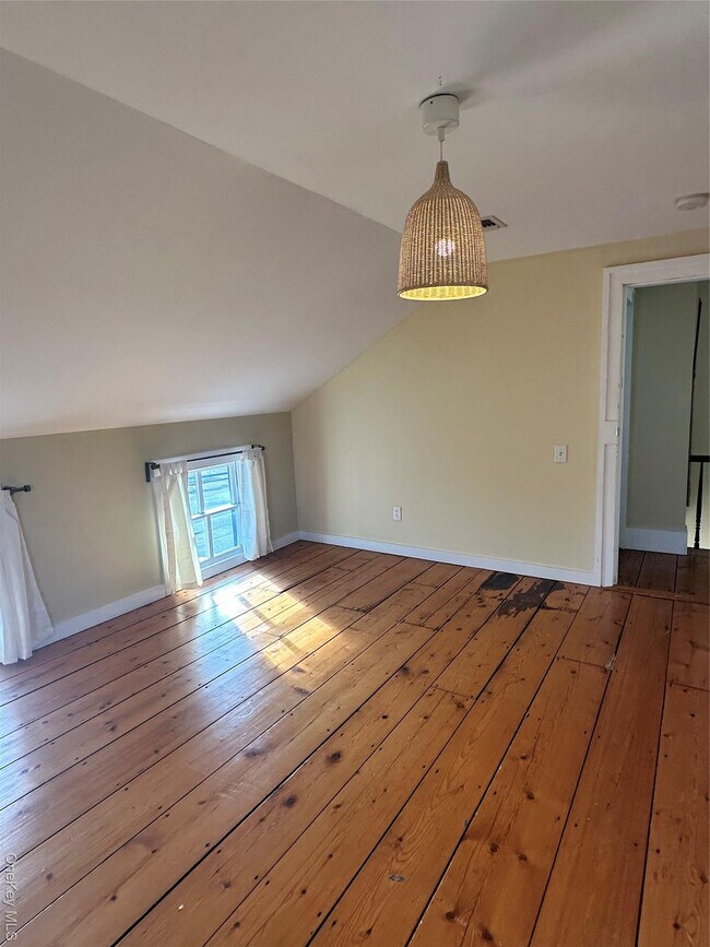 Building Photo - 744 Main St