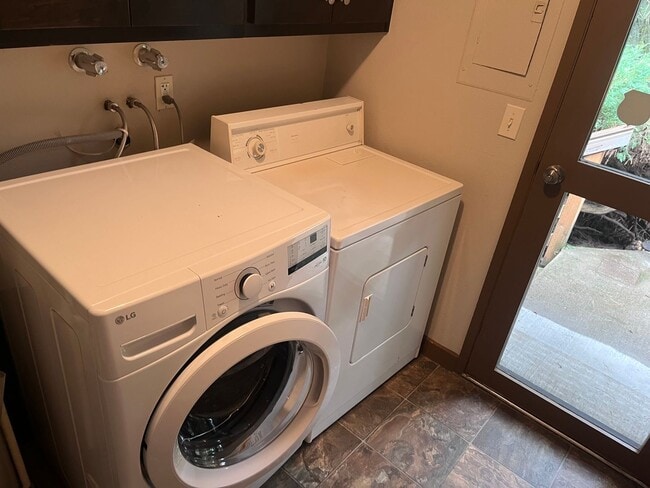 Building Photo - Duplex Off Barnes Rd. With Quick Access Ev...