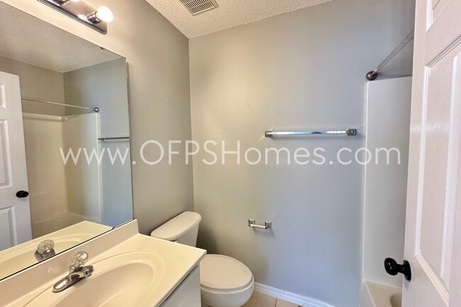Building Photo - AVAILABLE NOW - Fort Walton Beach townhome!