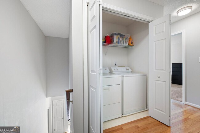 Building Photo - 821 Soaring Dr NE