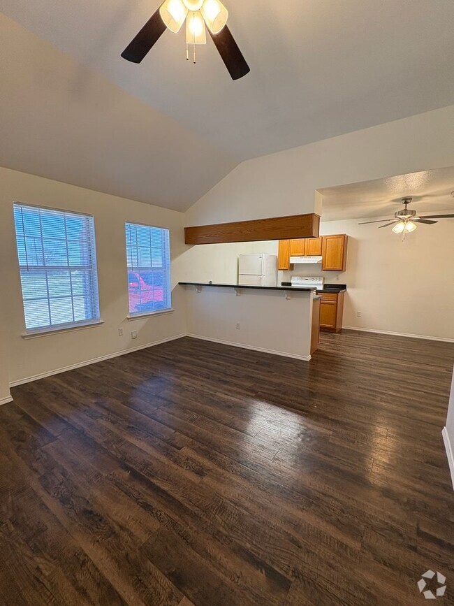 Building Photo - 2 bed 1 bath duplex