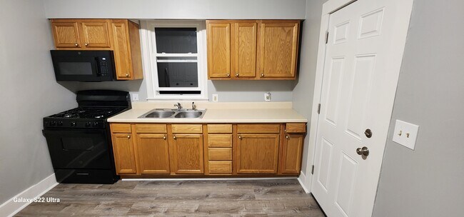 Building Photo - State St Duplex