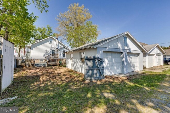 Building Photo - 427 Buttonwood St