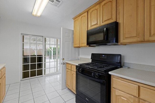 Building Photo - Charming 3 Bedroom / 1.5 Bathroom Home in ...