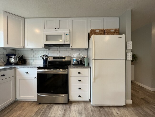 Building Photo - Charming Home Near Nike Campus with Vaulted Ceilings & Updated Kitchen