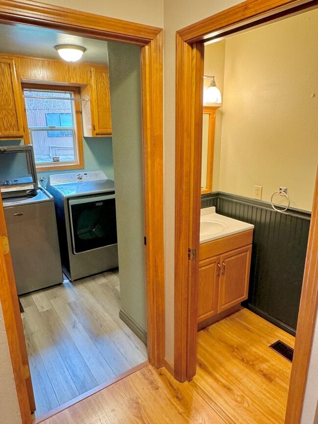 Building Photo - Linwood Neighborhood, Milwaukie Home on Quiet Cul-de-sac, 2 Car Garage, A/C, Huge Fenced Backyard