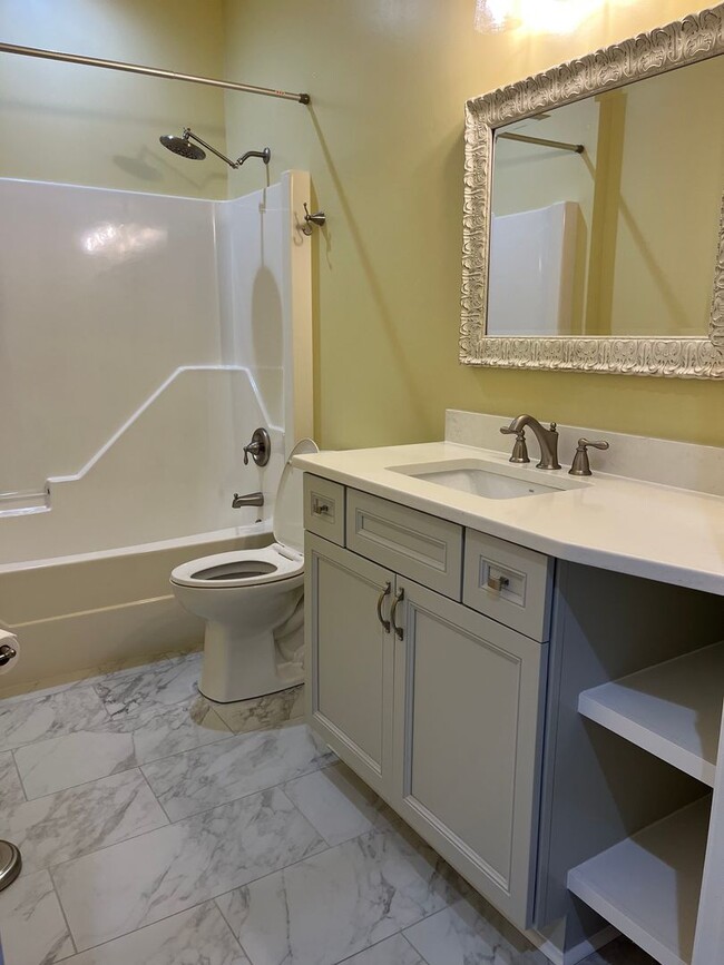 Building Photo - Like new Townhome