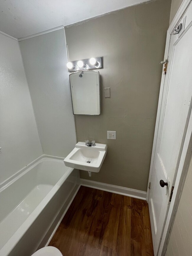 Building Photo - Lovely 2 Bedroom Southside Holland