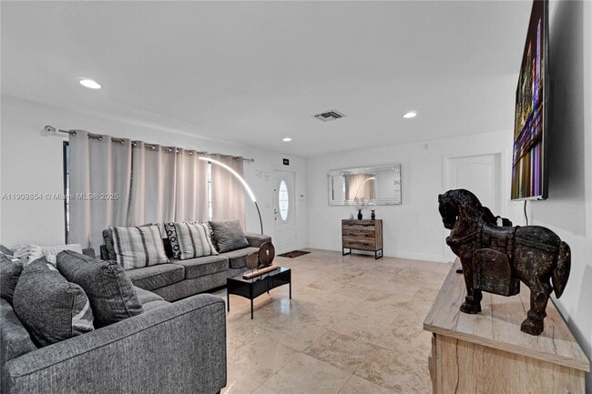 Building Photo - 3338 Taft St